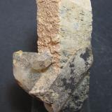 Microclina y cuarzo
Erongo, Namibia
18 x 18 x 51 mm. el cristal; 3 x 5’5 cm. la pieza completa en esta vista
Un prisma rómbico con unas caras granuladas y otras estriadas.  Cuarzos en la base.  No tengo claro que se trate de una macla de Baveno. (Autor: prcantos)