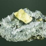 Calcopirita
Mina Xianghualing, Xianghualing, Linwu, Chenzhou (pref.), Hunan (prov.), China.
3,9x7,5x4,8cm. (cristal: 2,8x1,7x1,6cm.)
Cristall diesfenoidal con crecimientos paralelos de pequeños cristales lenticulares de calcita, en matriz. (Autor: Carles Curto)