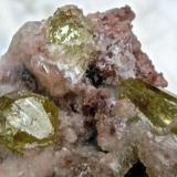 Fluorapatito y cuarzo (variedad calcedonia)
Cerro del Mercado, Durango, México.
Ancho de imagen 3 cm. (Autor: María Jesús M.)