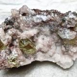 Fluorapatito y cuarzo (variedad calcedonia)
Cerro del Mercado, Durango, México.
Pieza de 8 x 5 x 4 cm (Autor: María Jesús M.)