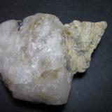 Cordierita
Genalguacil, Málaga, Andalucía, España
6 x 4’5 cm.
Un cristal prismático de cordierita a la derecha de un gran fragmento de cuarzo masivo. (Autor: prcantos)