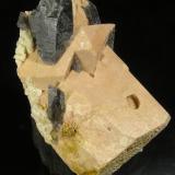 Cuarzo (variedad ahumado), Microclina, Albita<br />Pedrera Mas Sever, Massabè (Mas Ceber), Sils, Comarca La Selva, Gerona / Girona, Cataluña / Catalunya, España<br />8 x 4,5 x 4 cm. Cristal mayor de cuarzo 3 x 1,5 cm.<br /> (Autor: Frederic Varela)