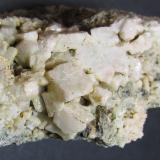 Albita
Pozo Alcón, Jaén, Andalucía, España
5 x 2 cm.
Cristales de albita en una metabasita, probablemente una anfibolita de albita-epidota. (Autor: prcantos)