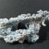 Mordenita y okenita sobre calcedonia
Nashik District, Maharashtra, India
6 x 3 x 1,5 cm

Bolas de mordenita sobre calcedonia azul y algún "plumero" de okenita (Autor: Josele)