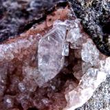 Heulandita
Montaña Blanca, Agaete, Islas Canarias, España.
Ancho de imagen 1,5 cm. Longitud del cristal central de heulandita 7 mm (Autor: María Jesús M.)