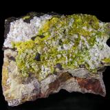 Piromorfita y Cerusita.
Mina Luis (filón norte), Minas del General, Cabezarrubias del Puerto, Valle de Alcudia, Ciudad Real, Castilla La Mancha, España.
9x8x2 cm.
Cristales de piromorfita desde el verde hasta color azafrán, pasando por amarillo, salpicados por multitud de cristales de cerusita hasta 5 mm. Col. y foto Nacho Gaspar. (Autor: Nacho)