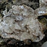 Chabazita
Montaña Blanca, Agaete, Gran Canaria, Islas Canarias, España.
Ancho de imagen 3,5 cm
Los pelillos y manchas blancas que resaltan sobre los cristales de chabazita son de natrolita-mesolita. (Autor: María Jesús M.)