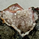 Chabazita
Montaña Blanca, Agaete, Gran Canaria, Islas Canarias, España.
Ancho de imagen 4 cm.
La masa rosa que hay bajo la chabazita corresponde al color de la roca. (Autor: María Jesús M.)