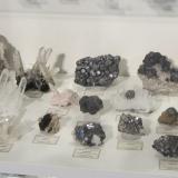 Middle part with the 4th layer: Quartzes / rock crystals and many galena specimens. (Author: Tobi)