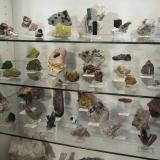 The upper part of the display: Layer 1 (garnets, tourmalines, beryls and some others), layer 2 (pyromorphites, wulfenites, apatites and some gem minerals), layer 3 (smoky quartzes, amethysts, mimetites and others). (Author: Tobi)