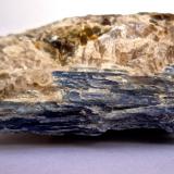 Cianita
Barra Salinas, Coronel Murta, Jequitinhonha Valley, Minas Gerais, Brasil.
Ancho de imagen 11 cm.
La cianita azul se acompaña de cuarzo, moscovita y algún otro mineral que no he sido capaz de identificar. (Autor: María Jesús M.)