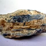 Cianita
Barra Salinas, Coronel Murta, Jequitinhonha Valley, Minas Gerais, Brasil.
Ancho de imagen 11 cm.
La cianita azul se acompaña de cuarzo, moscovita y algún otro mineral que no he sido capaz de identificar. (Autor: María Jesús M.)