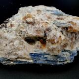 Cianita
Barra Salinas, Coronel Murta, Jequitinhonha Valley, Minas Gerais, Brasil.
Ancho de imagen 11 cm.
La cianita azul se acompaña de cuarzo, moscovita y algún otro mineral que no he sido capaz de identificar. Pueden verse dos grandes cristales de moscovita en la zona central de la imagen. (Autor: María Jesús M.)