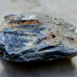 Cianita
Barra Salinas, Coronel Murta, Jequitinhonha Valley, Minas Gerais, Brasil.
Ancho de imagen 11 cm.
La cianita azul se acompaña de cuarzo, moscovita y algún otro mineral que no he sido capaz de identificar. (Autor: María Jesús M.)