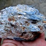 Cianita
Barra Salinas, Coronel Murta, Jequitinhonha Valley, Minas Gerais, Brasil.
Ancho de imagen 11 cm.
La cianita azul se acompaña de cuarzo, moscovita y algún otro mineral que no he sido capaz de identificar. (Autor: María Jesús M.)