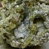 Vesubianita, Grossularia, Moscovita.
Alpes italianos, Italia.
Ancho de imagen 4 cm, el diámetro de los granates ronda los 4-5 mm
En la parte central inferior se aprecian los cristales hexagonales de mica. (Autor: María Jesús M.)