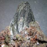 Ferroactinolita (variedad uralita)
Minas de Cala, Cala, Huelva, Andalucía, España
7 cm. ancho de campo
Detalle del agregado fibroso de anfíbol de la misma pieza. (Autor: prcantos)