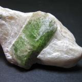 Tremolita y talco
Khogyani, Nangarhar Province, Afghanistán
6 x 3’5 cm. la pieza; cristal de 35 x 16 mm.
Cristal verde de tremolita sobre talco masivo. (Autor: prcantos)