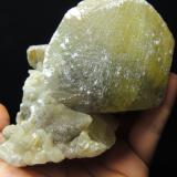 Calcita
Cadereyta, Cadereyta de Montes, Querétaro, México
12.8 x 11 x 9 cm
Gran cristal de calcita verde recubierto con una pátina de calcita un poco más palida (Autor: Ricardo Melendez)