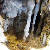 Celestina
Concesión "Minerama II", Urbanización "Puente Tablas", Jaén, Andalucía, España
10 x 8 x 7 cm.
Dimensiones de la estalactita mayor: 3 x 0,2 cm.
Celestina, geoda (Autor: Felipe Abolafia)