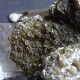 Arsenopirita, Cuarzo, Moscovita y Calcita
Minas da Panasqueira, Aldeia de São Francisco de Assis, Covilhã, Castelo Branco, Cova da Beira, Centro, Portugal 
5 x 4 cm.

Detalle de la Mica (Autor: javier ruiz martin)