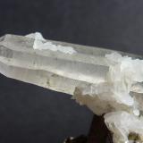 Arsenopirita, Cuarzo, Moscovita y Calcita
Minas da Panasqueira, Aldeia de São Francisco de Assis, Covilhã, Castelo Branco, Cova da Beira, Centro, Portugal 
5 x 4 cm.

Detalle del Cuarzo con Calcita (Autor: javier ruiz martin)
