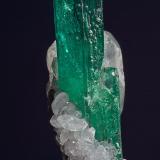 Beryl (var emerald), Calcite
Chivor Mine, Mun. de Chivor, Boyacá Department, Colombia
4.1 x 2.4 cm (Author: am mizunaka)