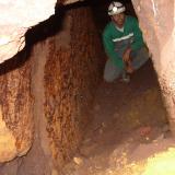 _Y el túnel que se abrió debajo tapizado entero de agujas de yeso, y sin aire para respirar dentro de él. Sólo se pudo entrar aguantando la respiración y sacando lo del suelo. Supongo que alguien habría ido días después cuando se ventilase y sacaría miles de piezas, o la propia gente que trabajaba la mina lo taparía. En ambos casos, ahí queda una imagen para el recuerdo. (Autor: Raul Vancouver)