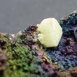 Cerusita pseudomorfizando Anglesita en GoethitaCorta San Valentín, Sancti Espíritu, Sierra Minera de Cartagena-La Unión, La Unión, Comarca Campo de Cartagena, Región de Murcia (Murcia), España5 x 4 cm. El cristal 0,4 cm. (Autor: javier ruiz martin)
