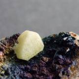 Cerusita pseudomorfizando Anglesita en GoethitaCorta San Valentín, Sancti Espíritu, Sierra Minera de Cartagena-La Unión, La Unión, Comarca Campo de Cartagena, Región de Murcia (Murcia), España5 x 4 cm. El cristal 0,4 cm. (Autor: javier ruiz martin)