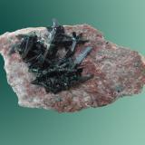 Brochantita.
Mina Milpillas, Cuitaca, Santa Cruz, Sonora,  México
10.0 cm  X  6.0 cm.  X  4.0 cm.
Gruesos cristales de Brochantita. (Autor: jesus salinas)