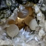 Natrolita-Mesolita y Calcita.
Montaña Blanca, Agaete, Gran Canaria, Islas Canarias, España.
Ancho de imagen 2 cm
Esferas de calcita sobre un lecho de Natrolita-Mesolita. (Autor: María Jesús M.)