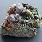 Granate, Anfíbol (variedad uralita), Magnetita, Calcita, PiritaMilucha Mine, Palombatos, Burguillos del Cerro, Comarca Zafra-Río Bodión, Badajoz, Extremadura, Spain4 x 3 cm. (Autor: javier ruiz martin)