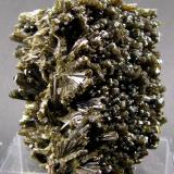 Epidota<br />Barranc de les Collades, Pantà d'Escales, Casterner de les Olles, Tremp, Comarca Pallars Jussà, Lérida / Lleida, Cataluña / Catalunya, España<br />53 x 46 x 33mm.<br /> (Autor: José Luis Zamora)