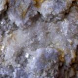 Fluorapatito<br />Alcor del Roble, Cáceres ciudad, Comarca de Cáceres, Cáceres, Extremadura, España<br />Ancho de imagen de 2,5 cm.<br /> (Autor: Cristalino)