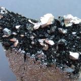 Löllingita, Ferro-actinolita, Diópsido, Magnetita<br />Mina Monchi, Sierra del Cordel, Burguillos del Cerro, Comarca Zafra-Río Bodión, Badajoz, Extremadura, España<br />6 x 3 cm. la zona de cristales<br /> (Autor: javier ruiz martin)