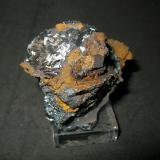 Pirolusita con Goethita y limonita<br />Sierra del Aljibe, Aliseda, Comarca Tajo-Salor Almonte, Cáceres, Extremadura, España<br />8 x 6,5 x 6 cm.<br /> (Autor: Juan C. Agua)
