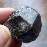 Almandino (Granate)Bama Openpit (San Rafael Claim), Picón or Minas hill, San Vicenzo de Bama, Touro, Comarca Arzúa, La Coruña / A Coruña, Galicia / Galiza, Spain3 x 3 cm (Autor: Cristalino)