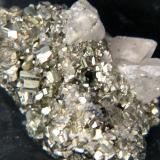 Pirita, Calcita<br />Cerro de Pasco, Provincia Pasco, Departamento Pasco, Perú<br />46 x 31 x 31 mm.<br /> (Autor: José Luis Zamora)