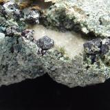 Pirita, Calcita, Tremolita, Magnetita, Actinolita, CloritaLa Herrería Mine, Burguillos del Cerro, Comarca Zafra-Río Bodión, Badajoz, Extremadura, Spain6 x 6 cm. (Autor: javier ruiz martin)