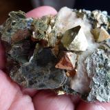 Pirita, Calcita, Tremolita, Magnetita, Actinolita, CloritaLa Herrería Mine, Burguillos del Cerro, Comarca Zafra-Río Bodión, Badajoz, Extremadura, Spain6 x 6 cm. (Autor: javier ruiz martin)