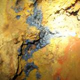 Interior de una de las galerías de las minas de Taouz (febrero 2013). Con óxidos de hierro y manganeso, vanadinita... (Autor: Joan Rosell)