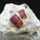 Elbaita (variedad rubelita)<br />Yacimiento Trascastillo, Trascastillo, Cártama, Comarca Valle del Guadalhorce, Málaga, Andalucía, España<br />Cristales de 0.9 y 0.6 cm<br /> (Autor: Diego Navarro)