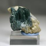 Elbaita (variedad indicolita) (grupo Turmalina)<br />Mina Pirineus, Monte Belo, Itinga, Vale do Jequitinhonha, Minas Gerais, Brasil<br />41mm - 32mm - 27mm<br /> (Autor: Pedro Naranjo)