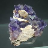 Fluorita con barita<br />La Cabaña, Valdelmar, zona minera de Berbes, Berbes, Ribadesella, Comarca Oriente, Principado de Asturias (Asturias), España<br />61mm - 50mm - 43mm<br /> (Autor: Pedro Naranjo)