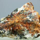 Normandita<br />Monte Partomchorr, Macizo Khibiny, Península Kola, Murmanskaja Oblast, Región del Norte, Rusia<br />32x20x20 mm.<br /> (Autor: Juan Espino)