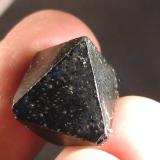 MagnetitaMinas Gerais, Brasil1,5 x 1,5 x 2 cm. (Autor: Felipe Abolafia)