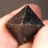 MagnetitaMinas Gerais, Brasil1,5 x 1,5 x 2 cm. (Autor: Felipe Abolafia)