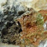 Vanadinita con mottramitaUlldemolins, Comarca Priorat, Tarragona, Cataluña / Catalunya, España5 x 5 x 4 cm (Autor: karbu8)