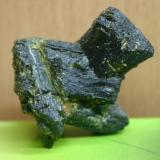 Epidota<br />Capelinha, Vale do Jequitinhonha, Minas Gerais, Brasil<br />50mm - 44mm - 34mm<br /> (Autor: Pedro Naranjo)